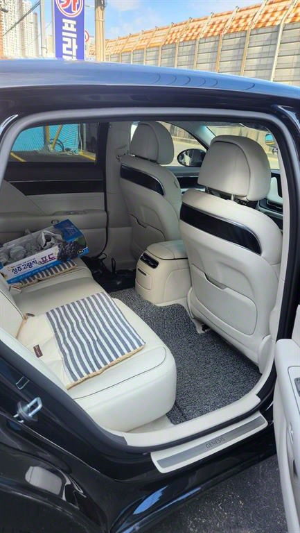 Genesis G90 3.5T GDI AWD 9