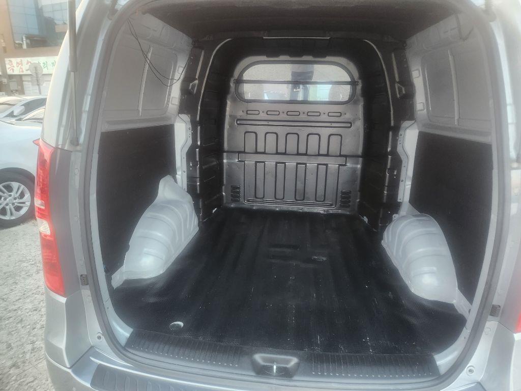 Hyundai Starex 2WD Van Smart 10