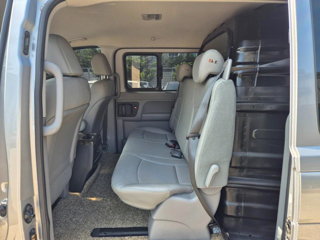 Hyundai Starex 2WD Van Modern 10