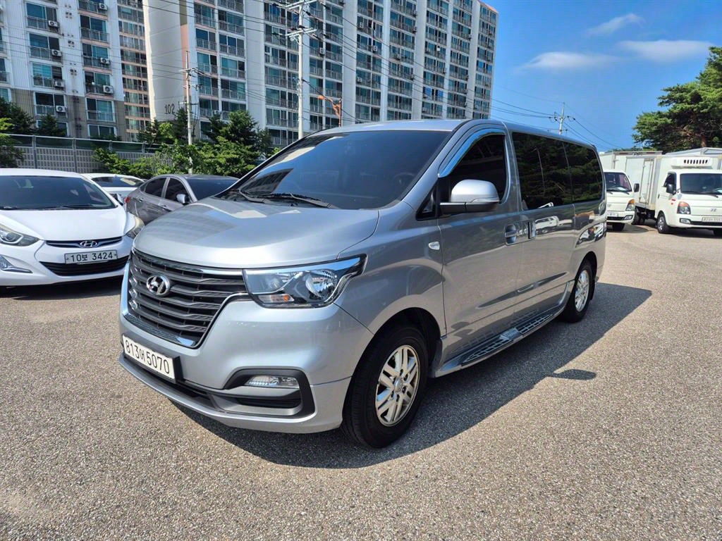 Hyundai Starex 2WD Van Modern 5