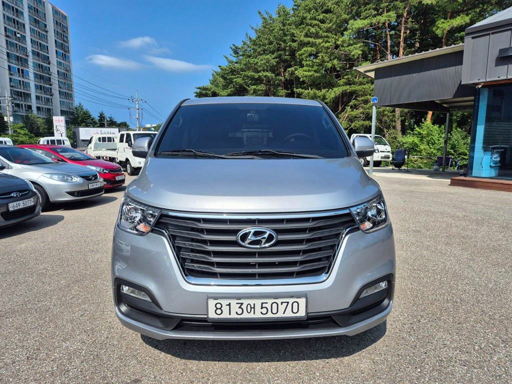 Hyundai Starex 2WD Van Modern