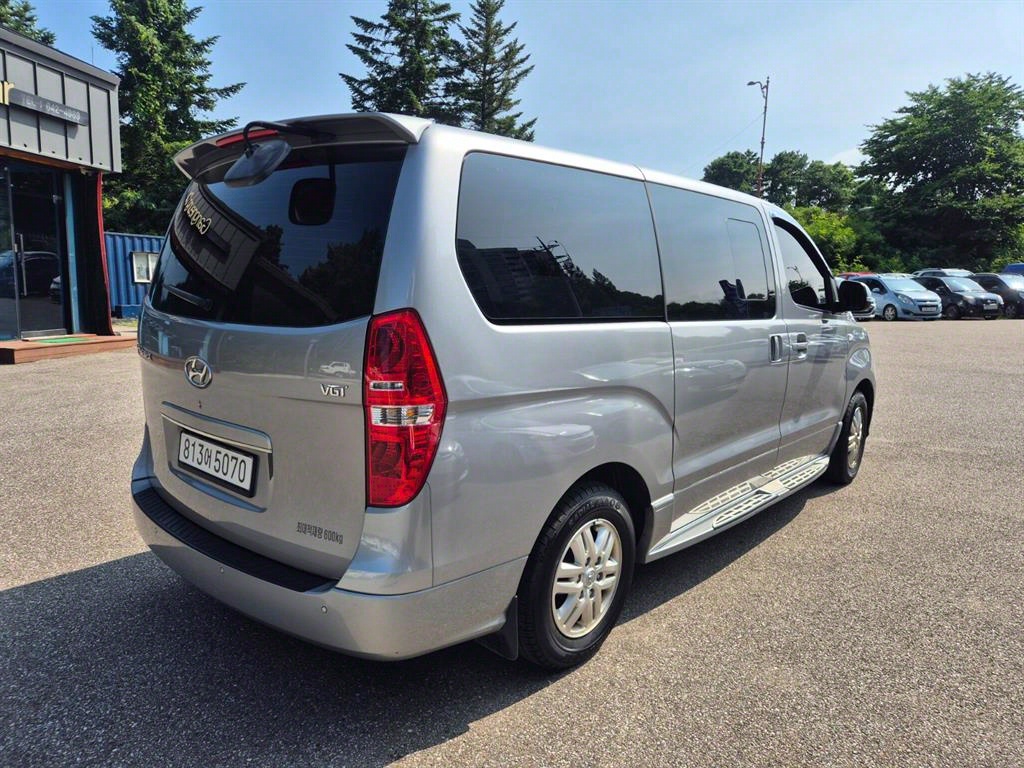 Hyundai Starex 2WD Van Modern 6