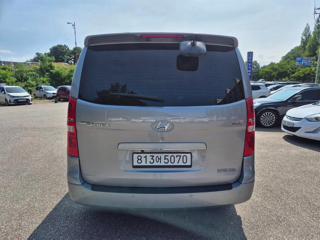 Hyundai Starex 2WD Van Modern 7