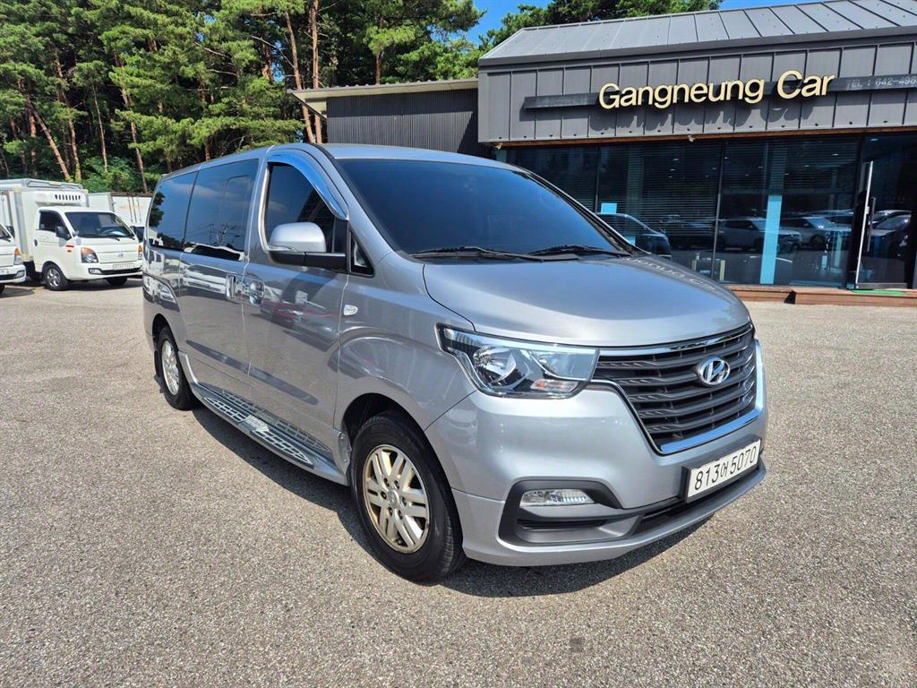 Hyundai Starex 2WD Van Modern 3