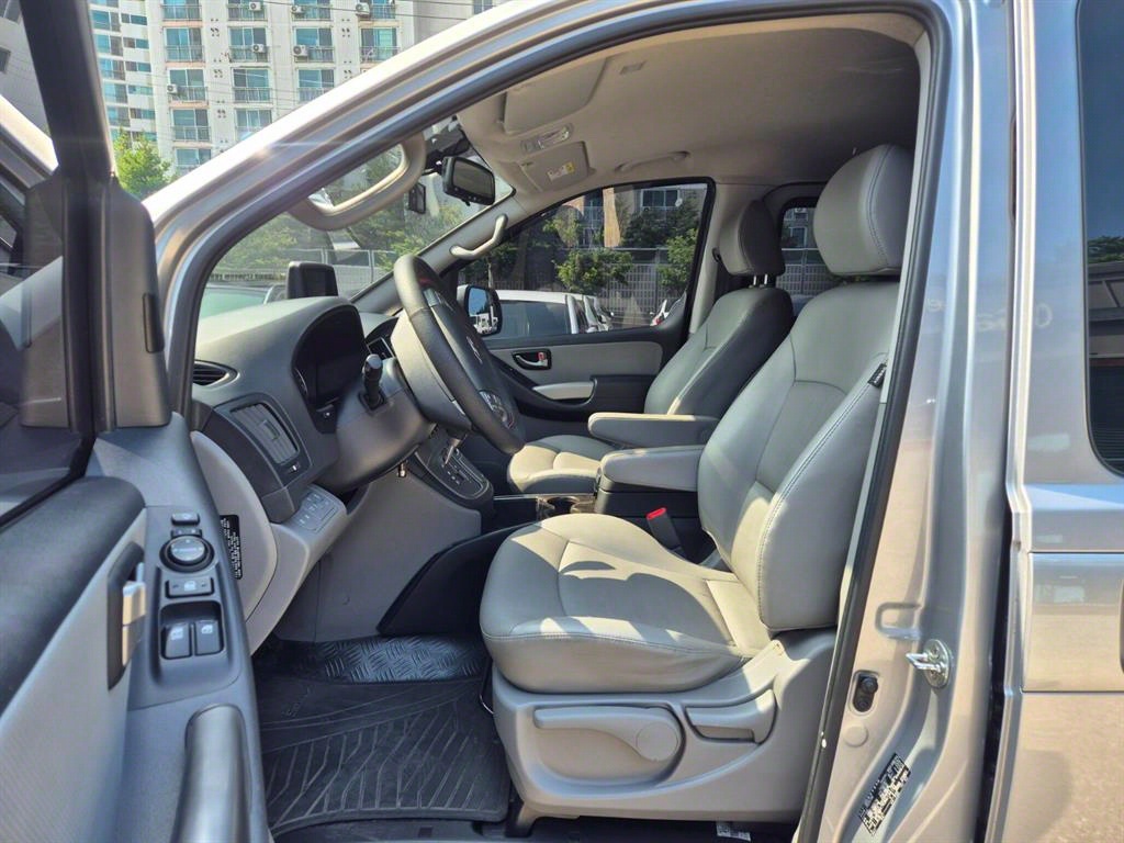 Hyundai Starex 2WD Van Modern 9