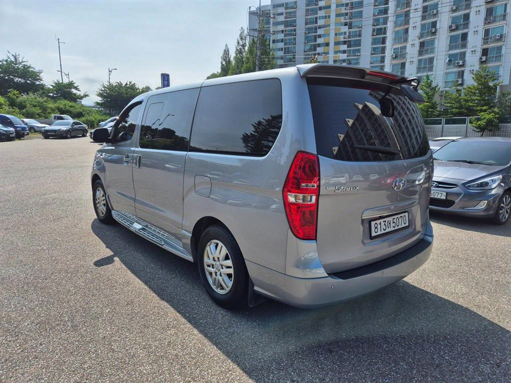 Hyundai Starex 2WD Van Modern 4