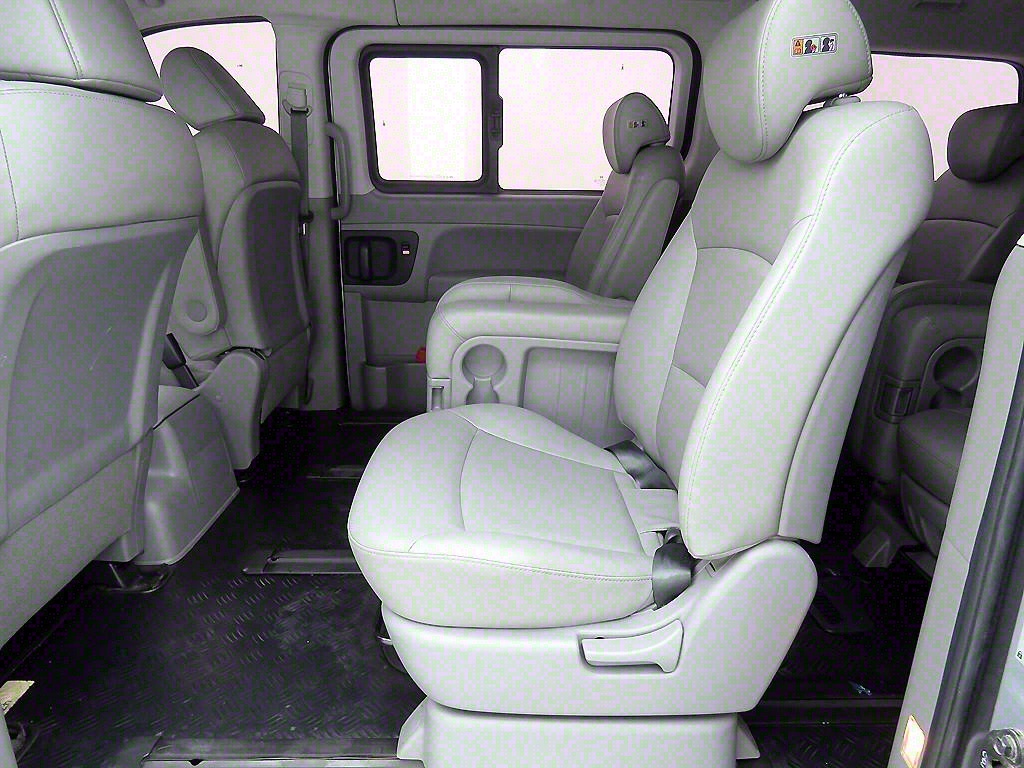 Hyundai Starex 2WD Wagon Modern 8