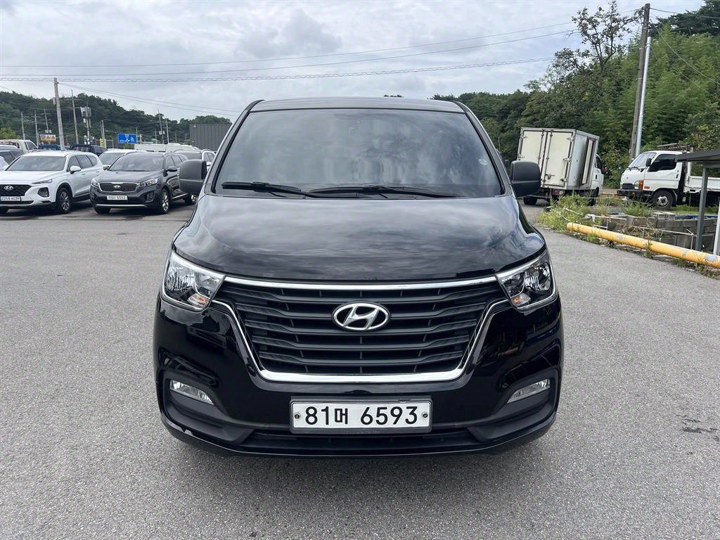 Hyundai Starex 2WD Van Modern 3