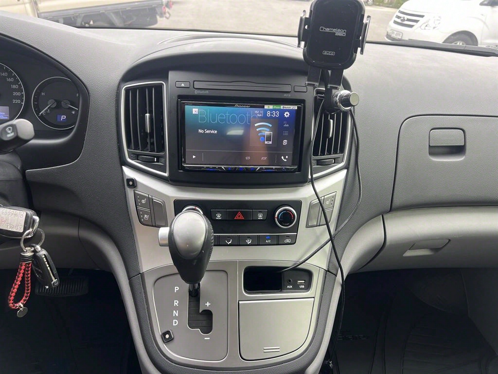 Hyundai Starex 2WD Van Modern 10