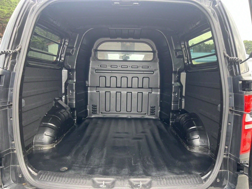 Hyundai Starex 2WD Van Modern 8