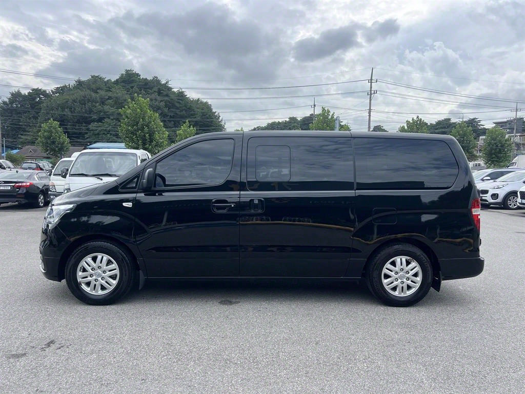 Hyundai Starex 2WD Van Modern 5