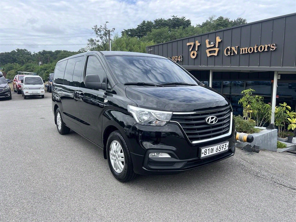 Hyundai Starex 2WD Van Modern
