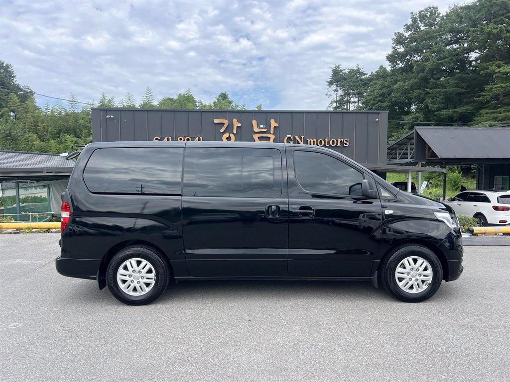 Hyundai Starex 2WD Van Modern 4