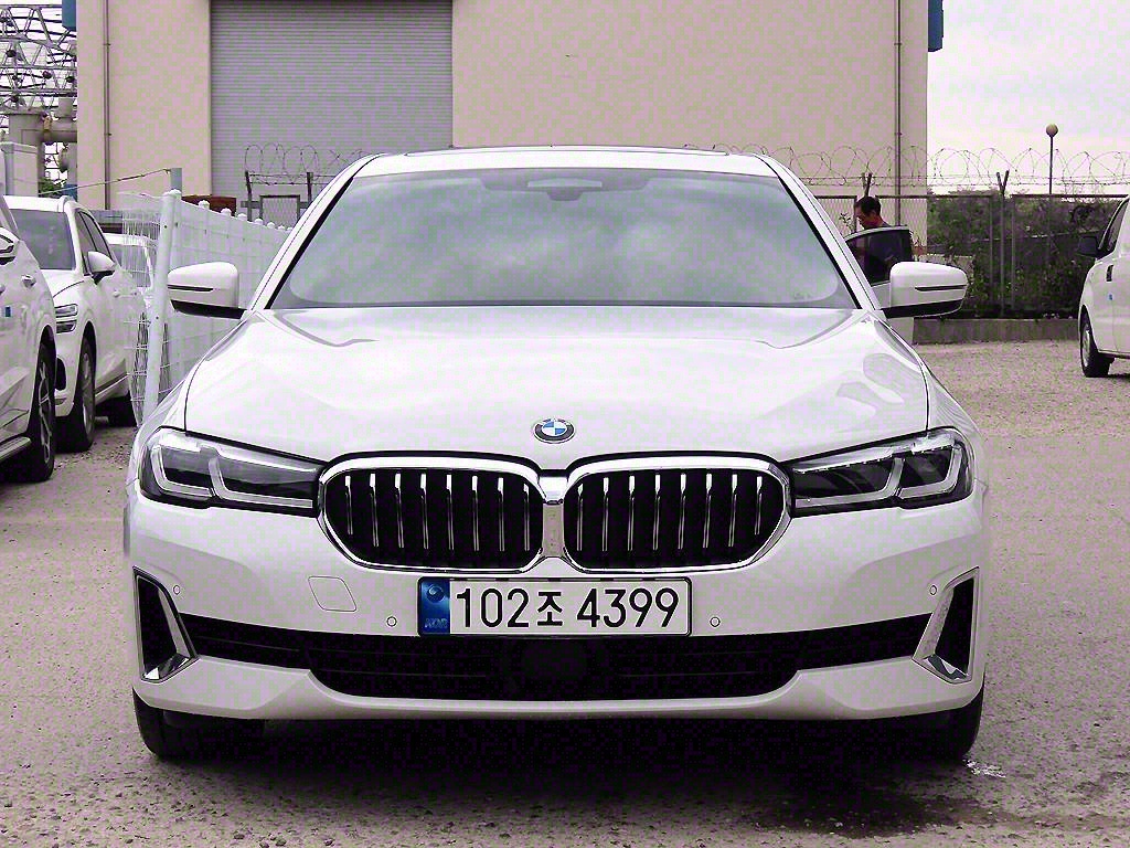 BMW 5 Series 530i xDrive Luxury 2