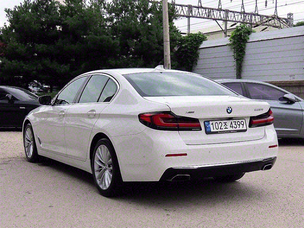 BMW 5 Series 530i xDrive Luxury 4
