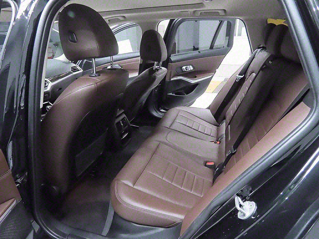 BMW 3 Series 320i Touring Luxury 9