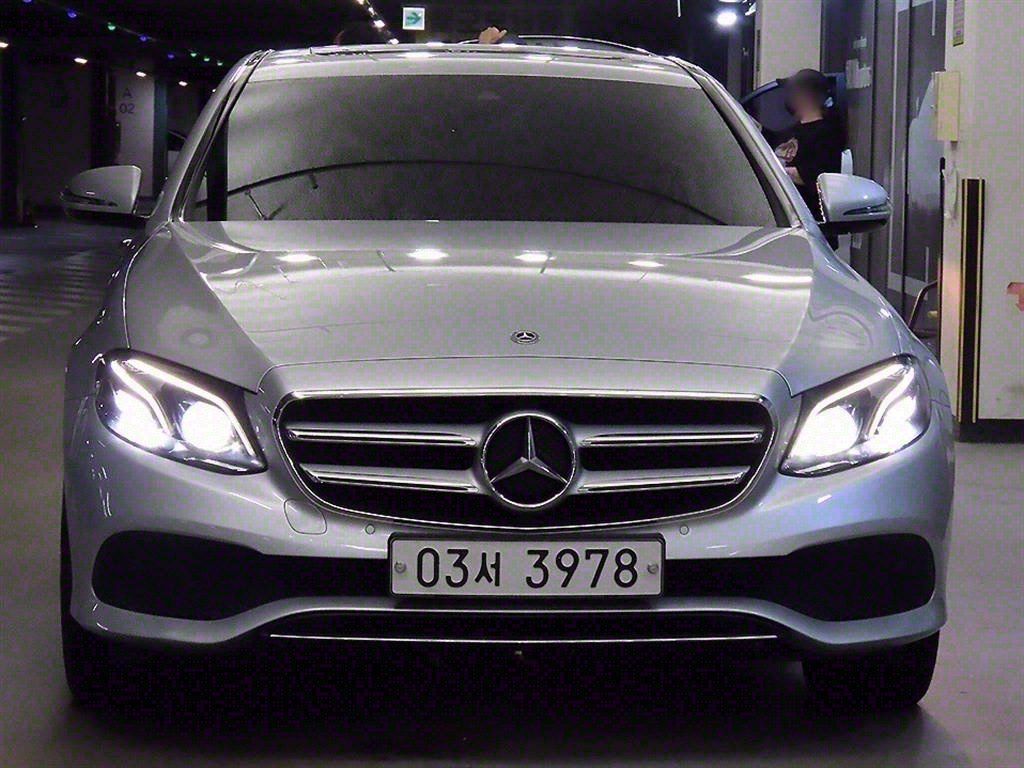 벤츠 E 클래스 E220d 아방가르드 사진
