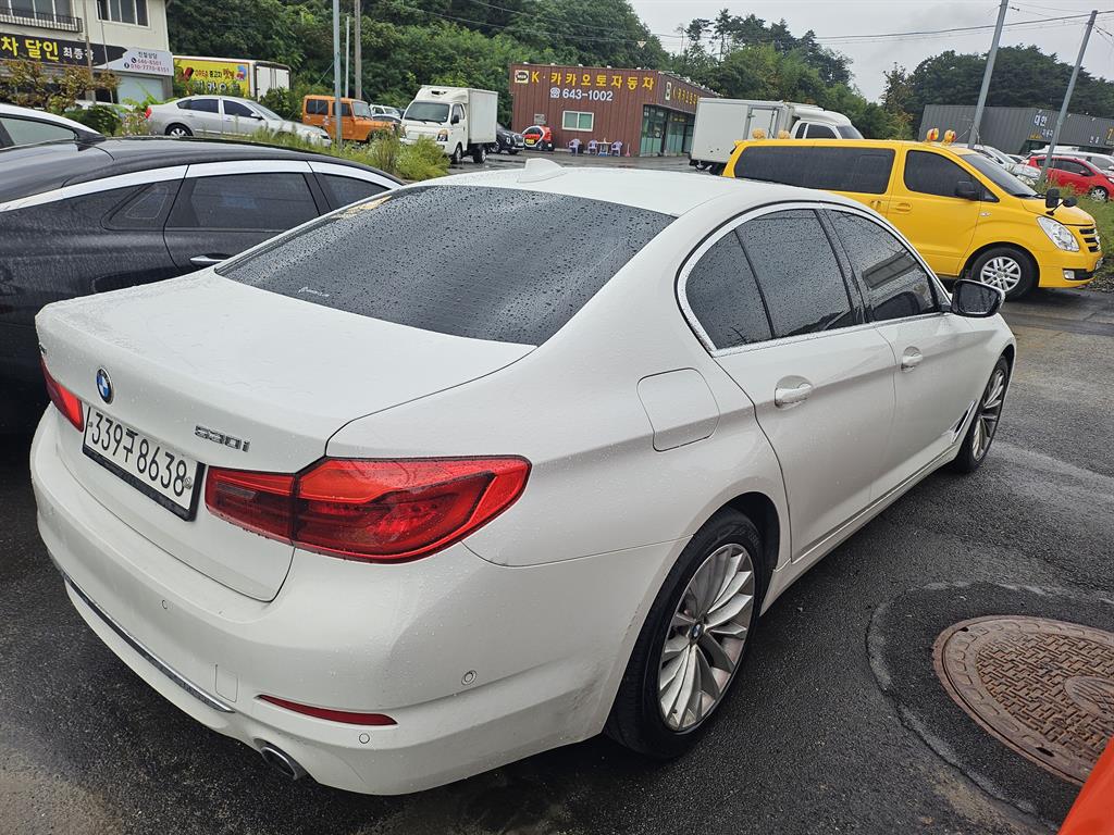 BMW 5 Series 530i xDrive Luxury Plus 6