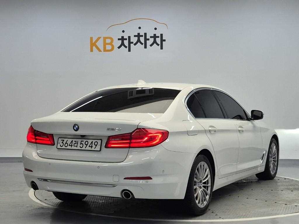 BMW 5 Series 520i Luxury 4
