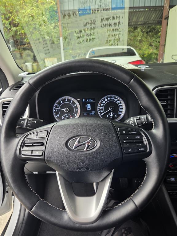 Hyundai Venue 1.6 Modern 10