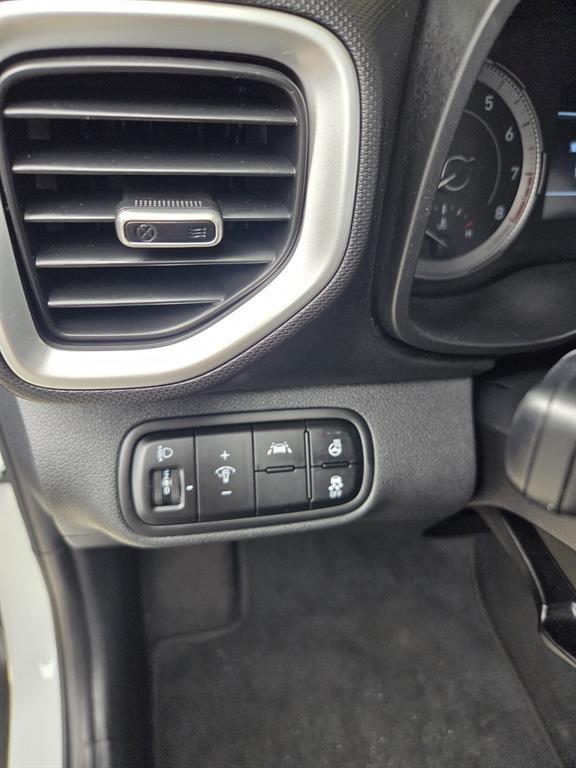 Hyundai Venue 1.6 Modern 8