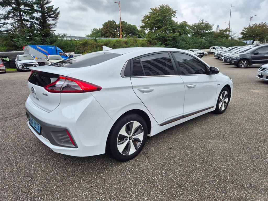 Hyundai IONIQ Q 4