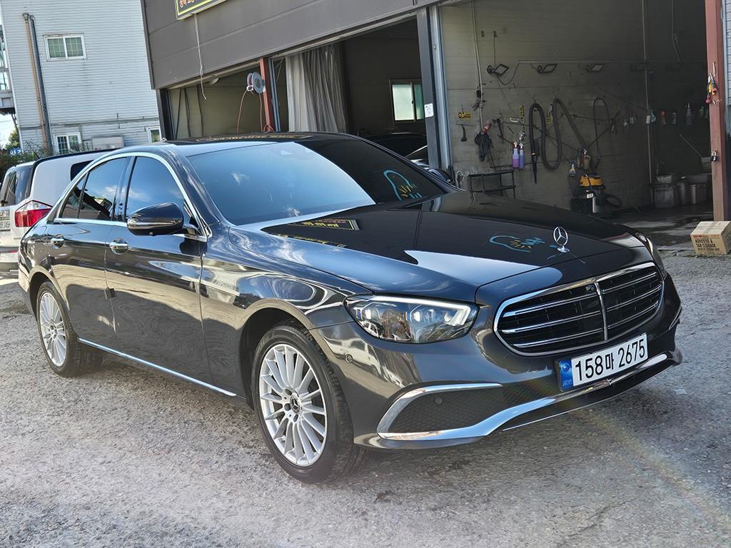 벤츠 E 클래스 E220d 4MATIC 익스클루시브 사진 2/20
