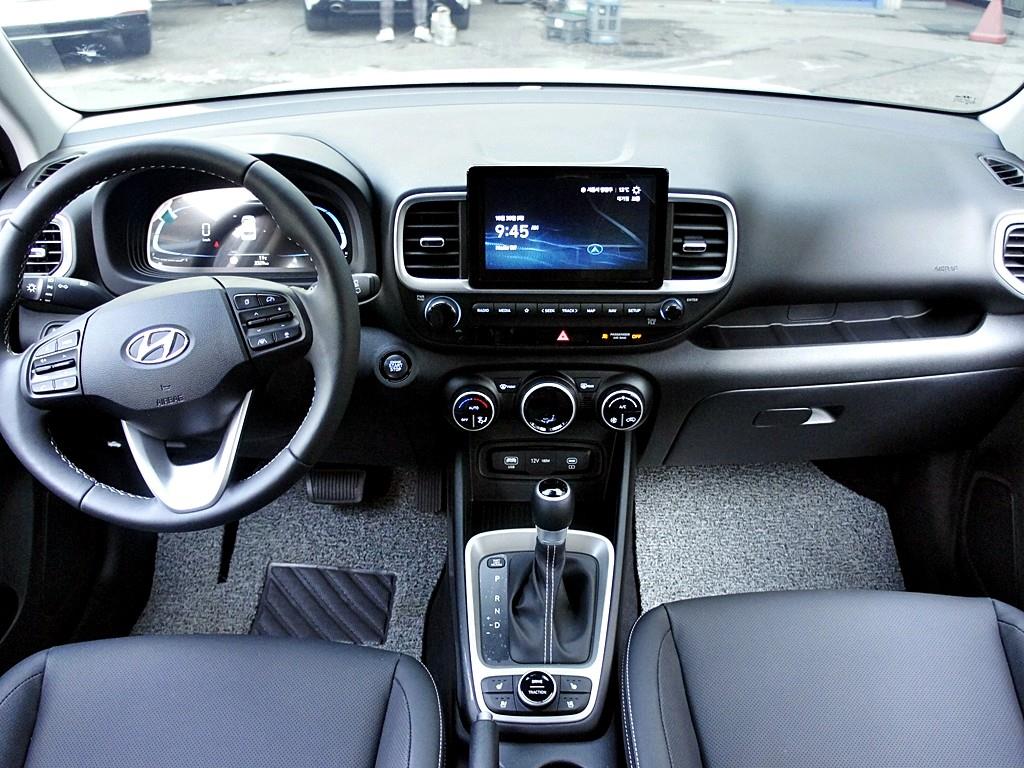 Hyundai Venue 1.6 Premium 8