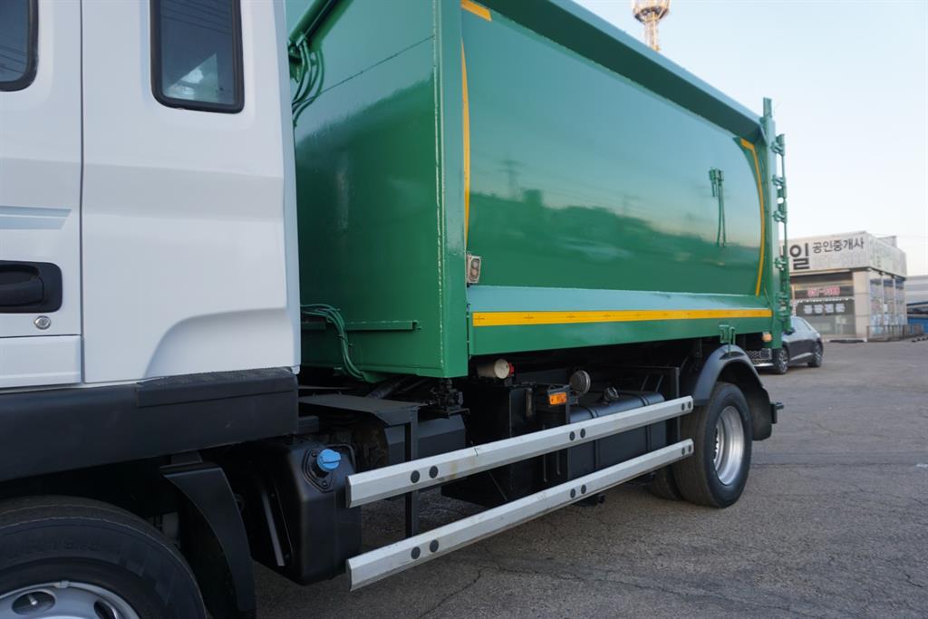 현대 압착진개 메가트럭 5.5톤 덤프식 배출 2
