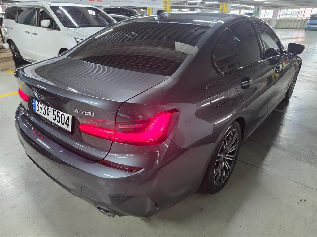 BMW 3 Series 320i M Sport 3