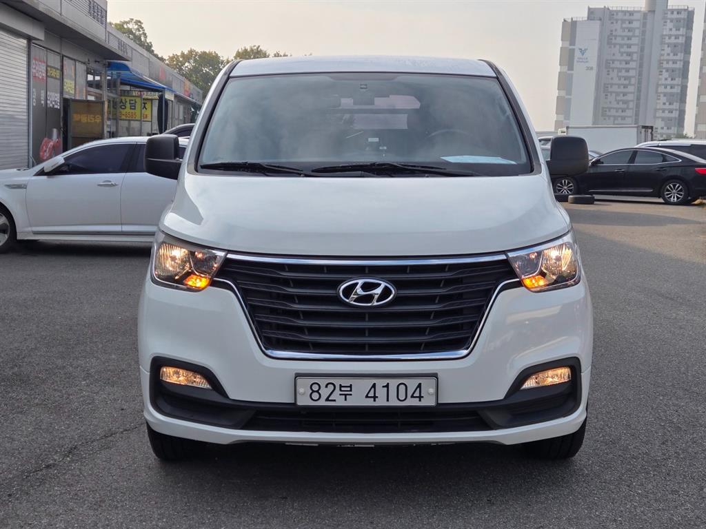 Hyundai Starex 2WD Van Smart