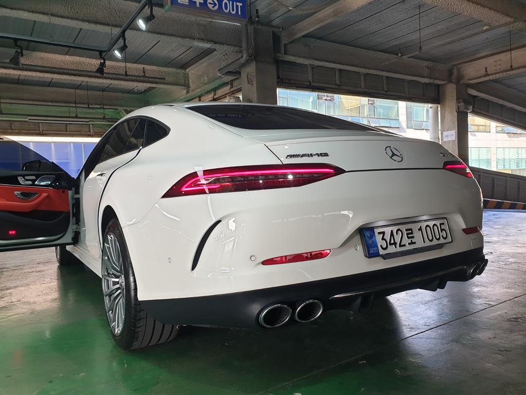 Mercedes-Benz AMG GT 4 Duo 43 4MATIC+ 9