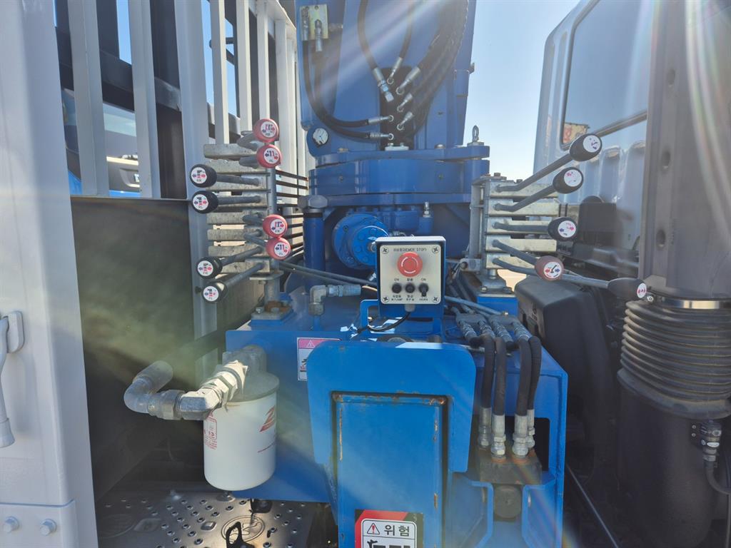 현대 카고크레인 동해기계항공 메가트럭 5톤 9