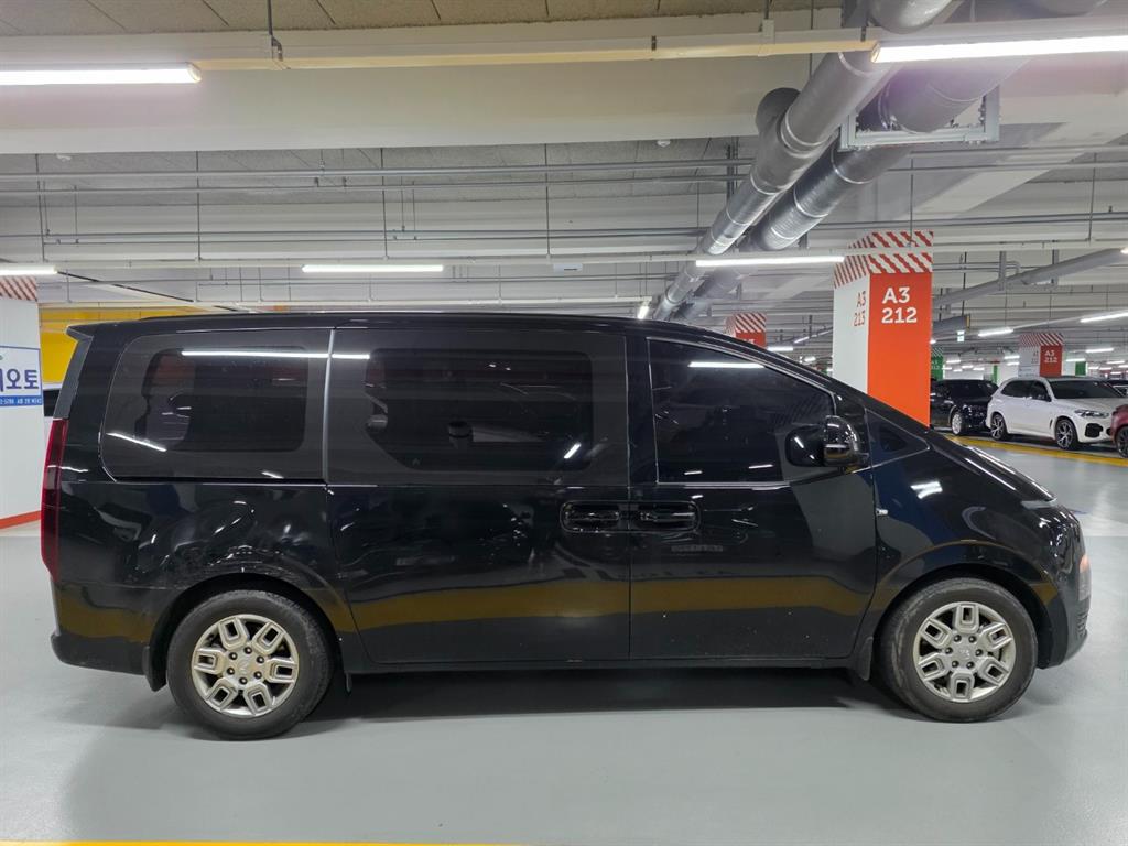 Hyundai Staria 2WD Diesel Tourer Modern 8