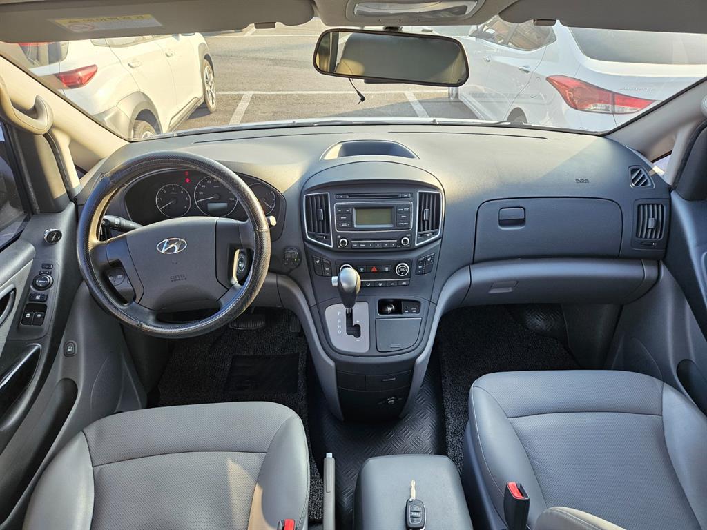 Hyundai Starex 2WD Wagon Smart 8