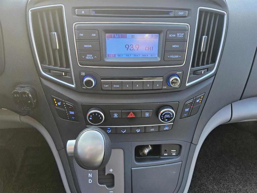 Hyundai Starex 2WD Wagon Smart 9