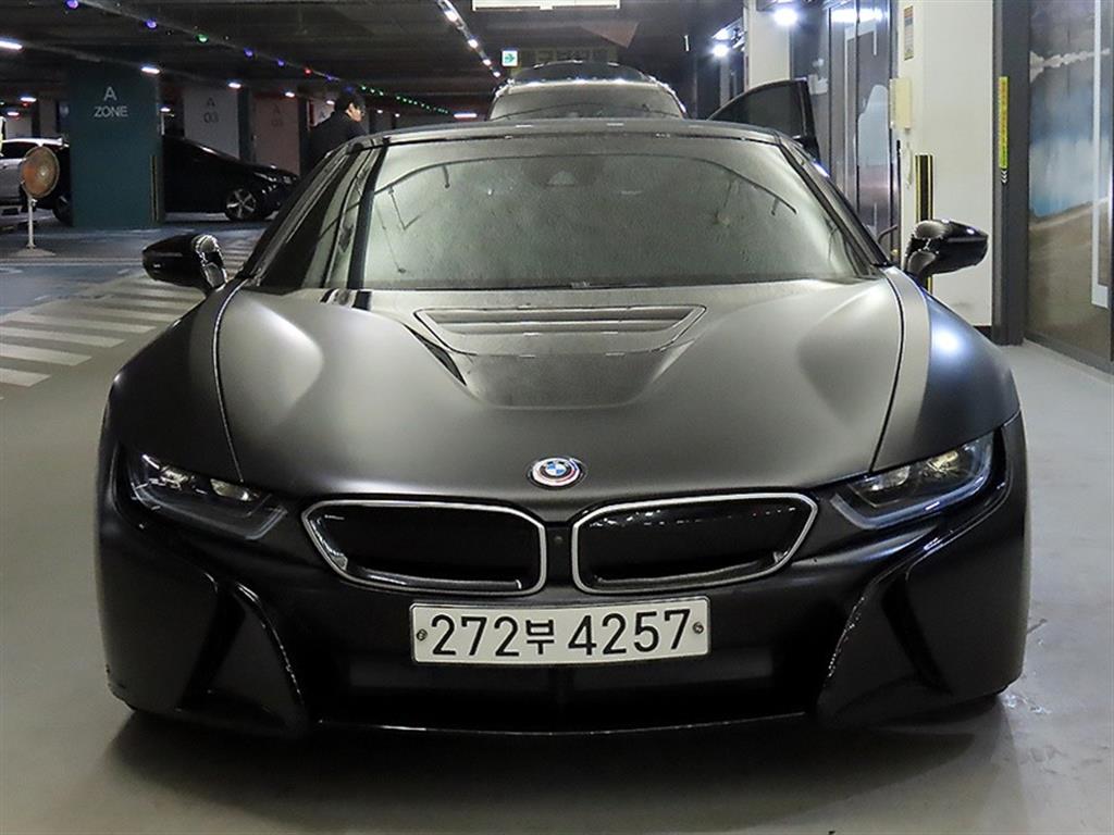 BMW i8 로드스터 사진