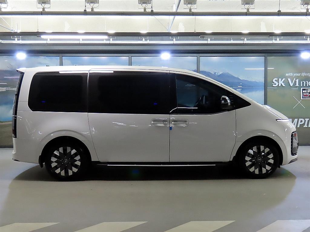 Hyundai Staria 2WD Diesel Lounge Inspiration 4