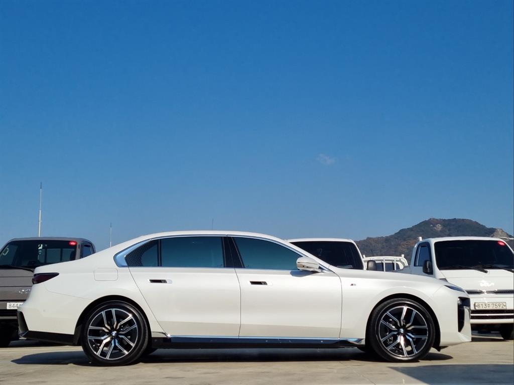 Genesis G70 740i xDrive M Sport 9