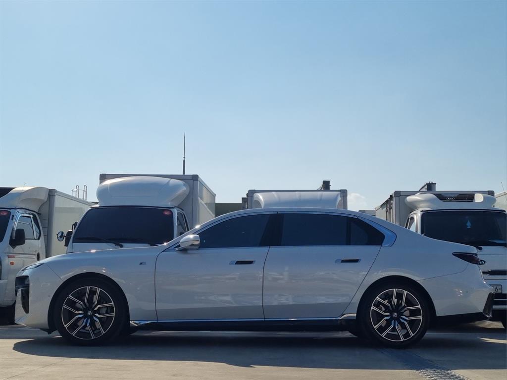 Genesis G70 740i xDrive M Sport 8