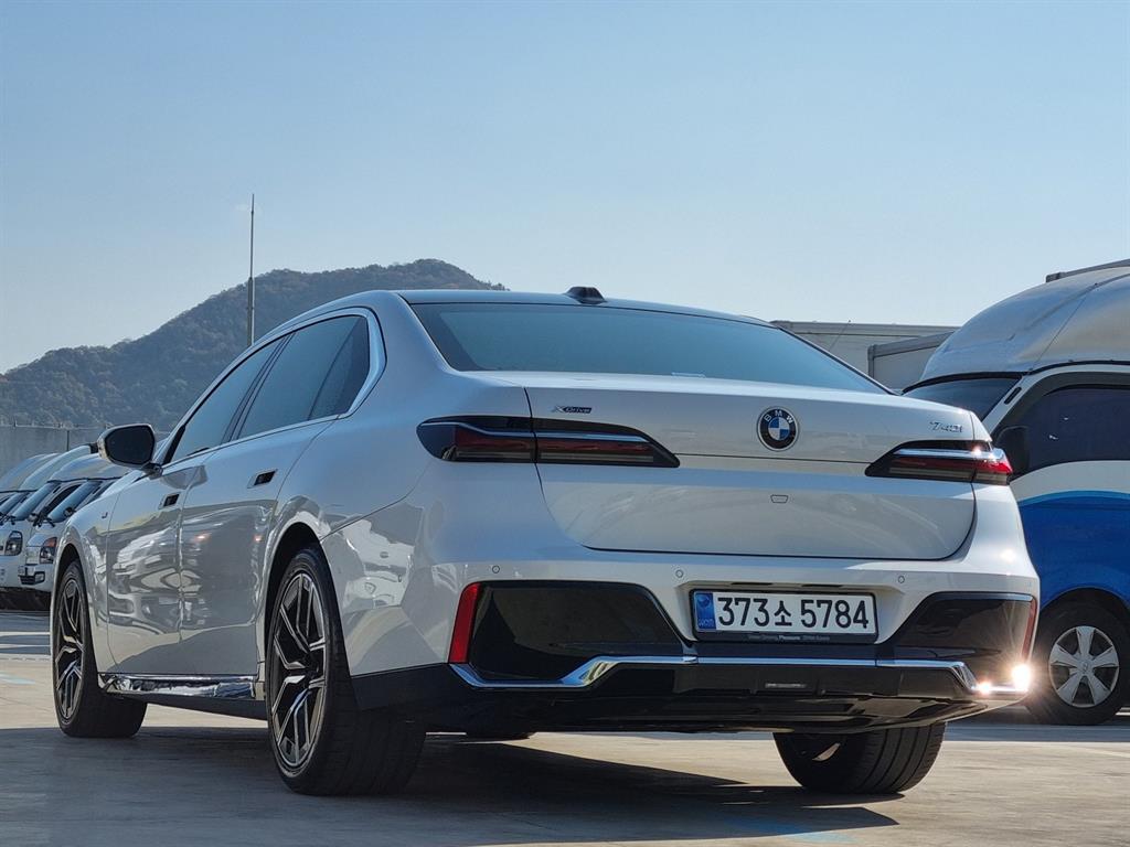 Genesis G70 740i xDrive M Sport 5