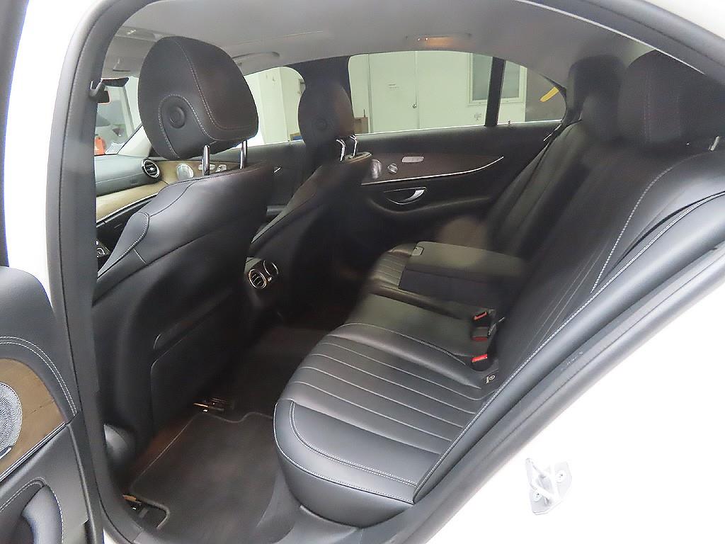 Mercedes-Benz E-Class E300 4MATIC Exclusive 9