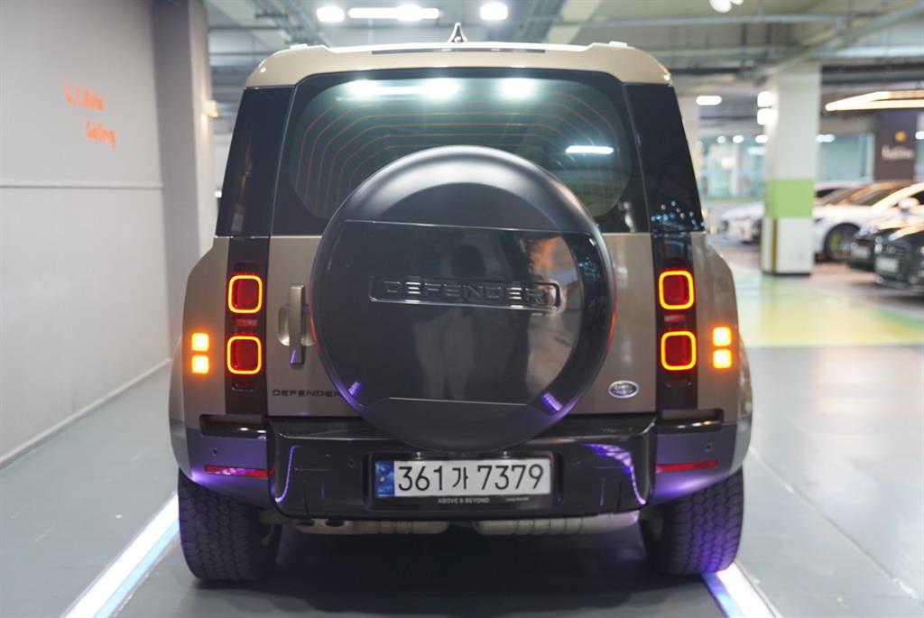 Land Rover Defender 110 D250 SE 4