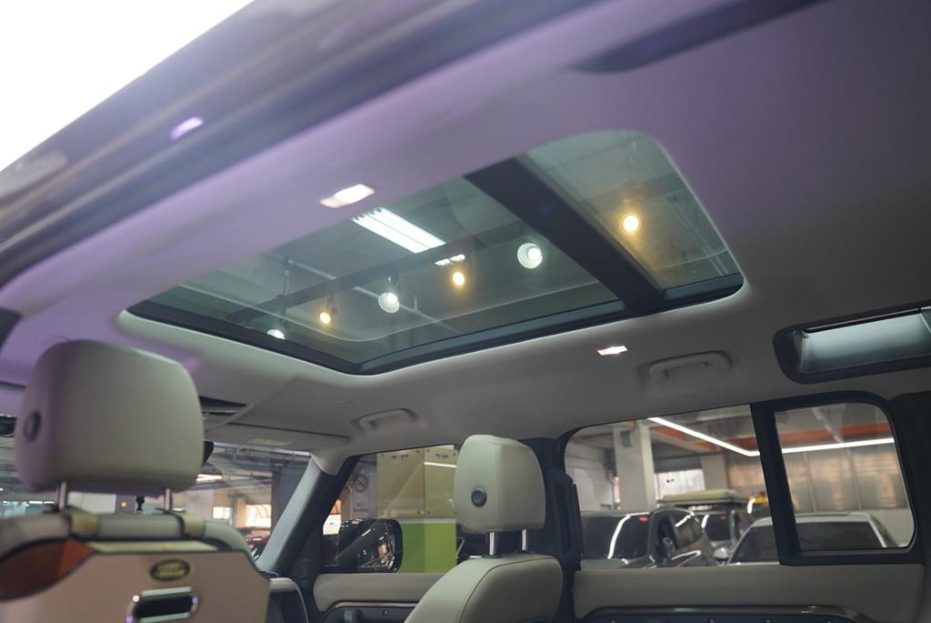 Land Rover Defender 110 D250 SE 8