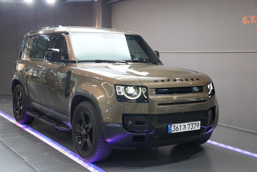 Land Rover Defender 110 D250 SE 2