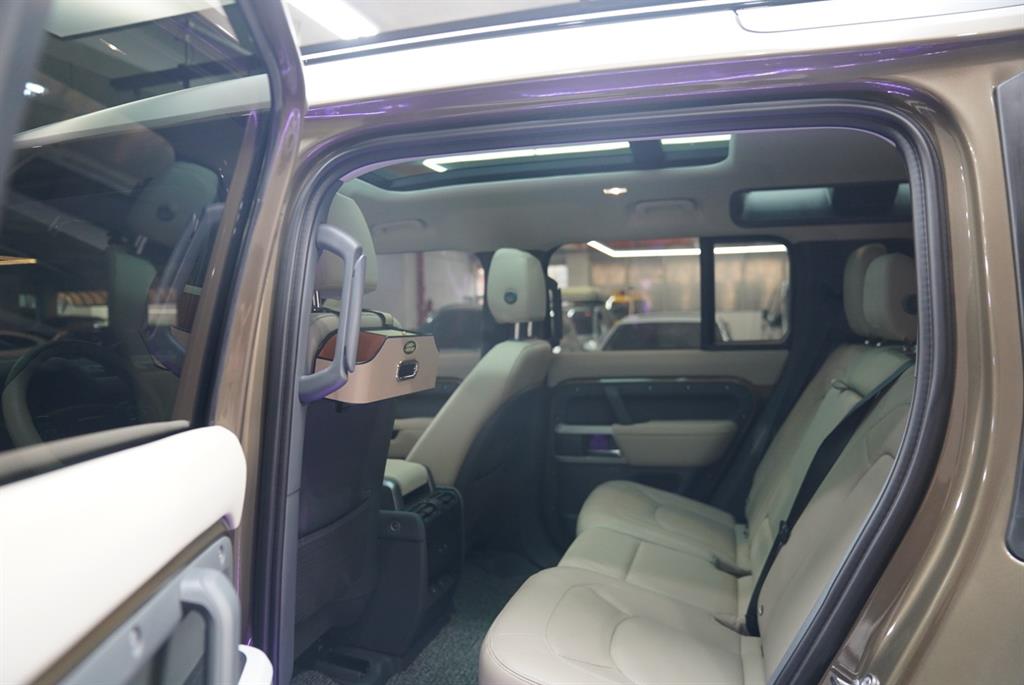 Land Rover Defender 110 D250 SE 7