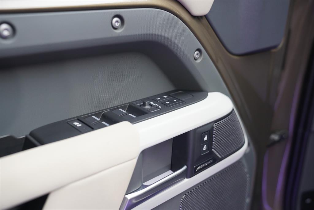 Land Rover Defender 110 D250 SE 9