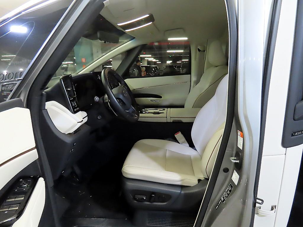 Lexus LM 500h Royal 7