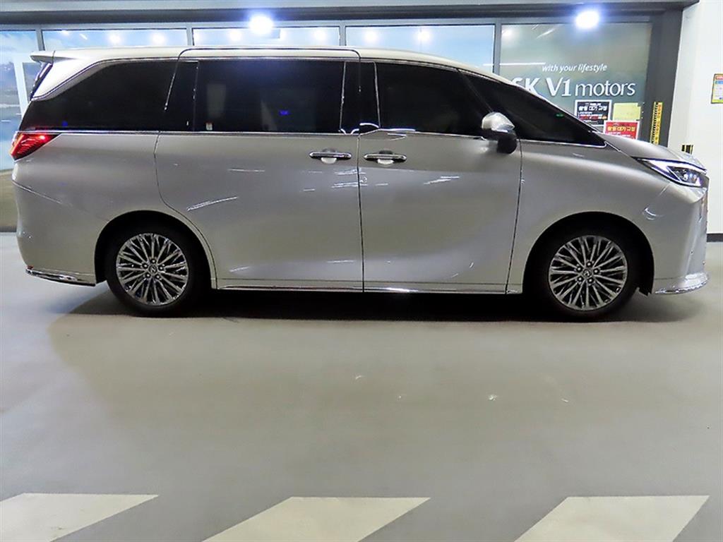 Lexus LM 500h Royal 4