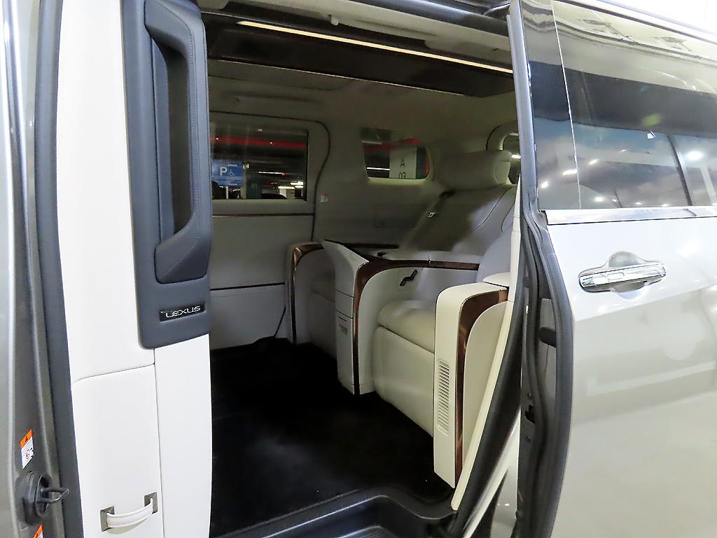 Lexus LM 500h Royal 8